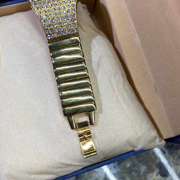 Mk Mike Woman Watch, goldtone plate,Links can not be removed , crystal - Picture 11 of 13